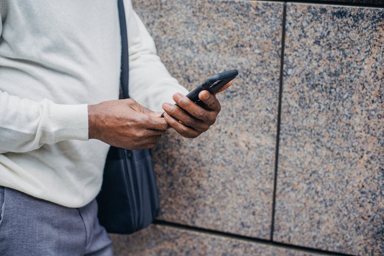 Wie zit er achter het telefoonnummer 030 7125772